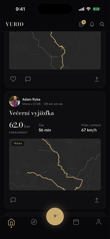 Feed jízd — karty se zlatou mapou trasy, statistikami a kudos